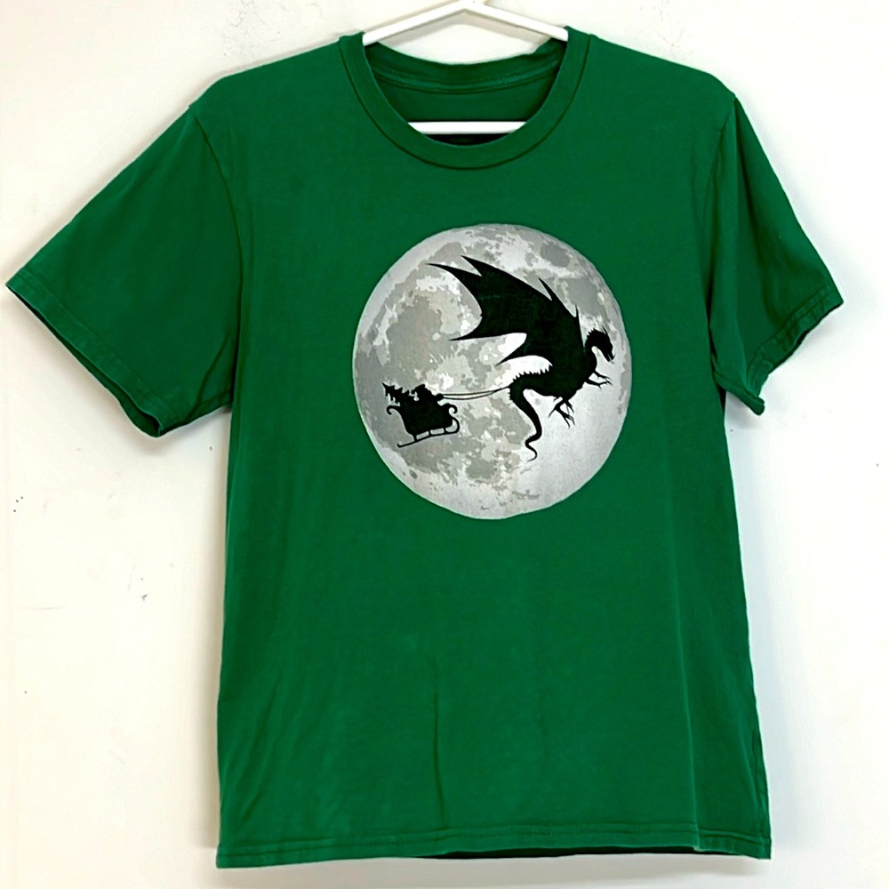 🌞Flying Dragon pulling Santa’s sleigh Kelly green short sleeve graphic tee boy L
